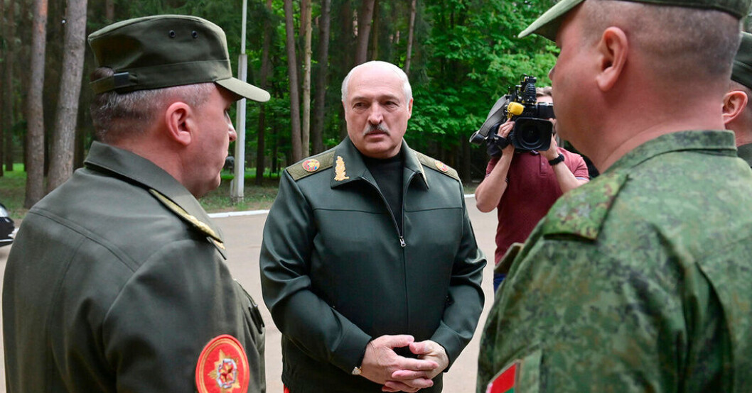 Den 15 maj visade sig Aleksandr Lukasjenko vid ett besök hos landets centralkommando för flygvapnet – iförd uniform och med ett bandage runt handen. Expert: Lukasjenko kommer lämna ett vakuum