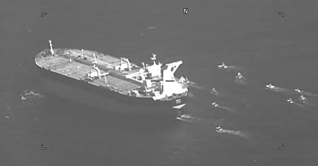 Den amerikanska flottan har publicerat ett videoklipp som visar hur små iranska båtar ringar in oljefartyget Niovi i Hormuzsundet. USA till Iran: Släpp oljefartyg omedelbart