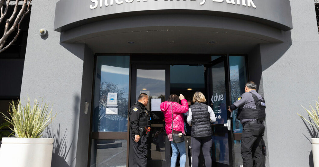 Den amerikanska så kallade nischbanken Silicon Valley Bank brakade samman i slutet av förra veckan. Bild från SVB:s huvudkontor i Santa Clara på måndagen. Det vet vi om bankkollapsen i USA