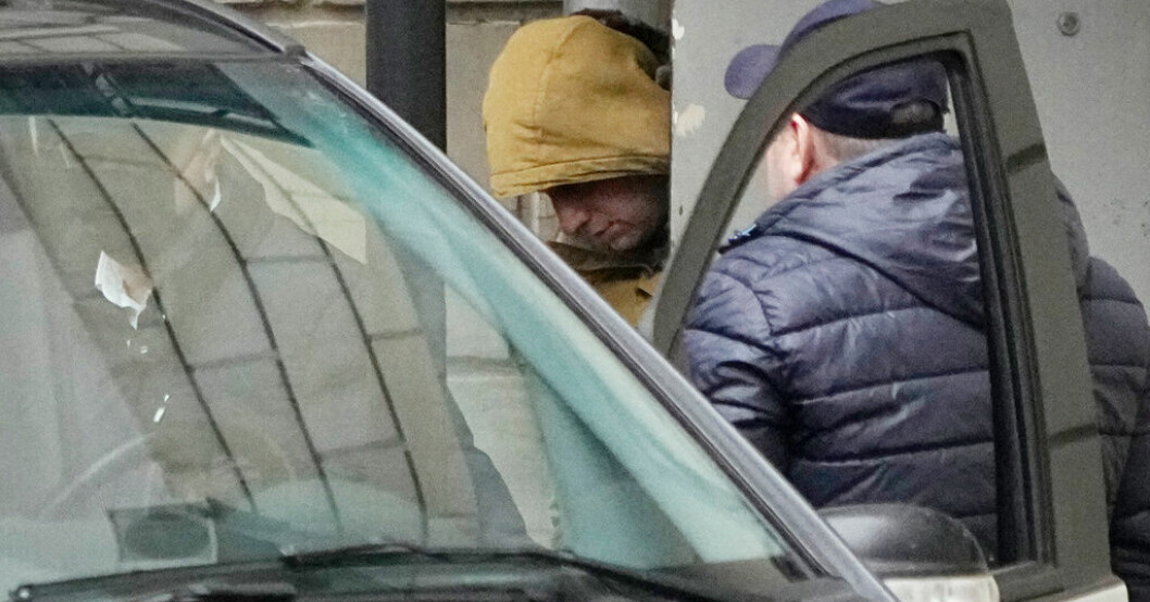 Den amerikanske reportern Evan Gershkovich förs ut från rättssalen i Moskva den 30 mars. Fängslad journalist: Har inte gett upp hoppet