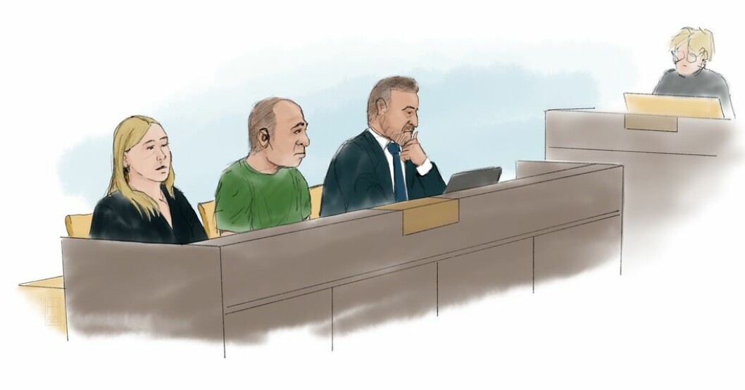 Den åtalade i mitten flankerad av sin försvarare Ilhan Aydin till höger och assistent Hanna Häggström till vänster. Åtalad träffade PKK-höjdare före gripandet