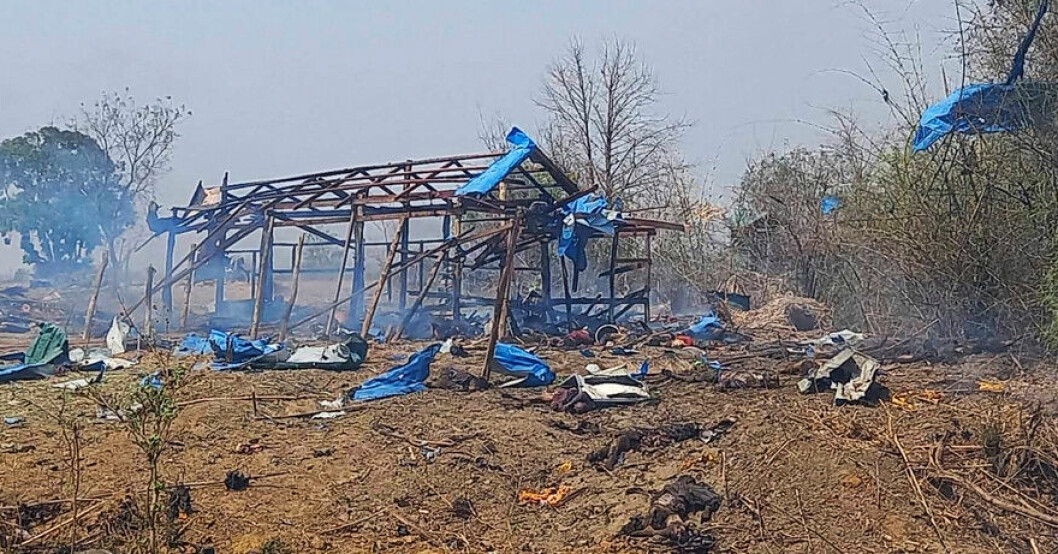 Den här bilden, som spridits av lokala aktivister, visar förstörelse i Pazigyi efter flyganfallen. Ökad dödssiffra i bombad by – grannar fördömer