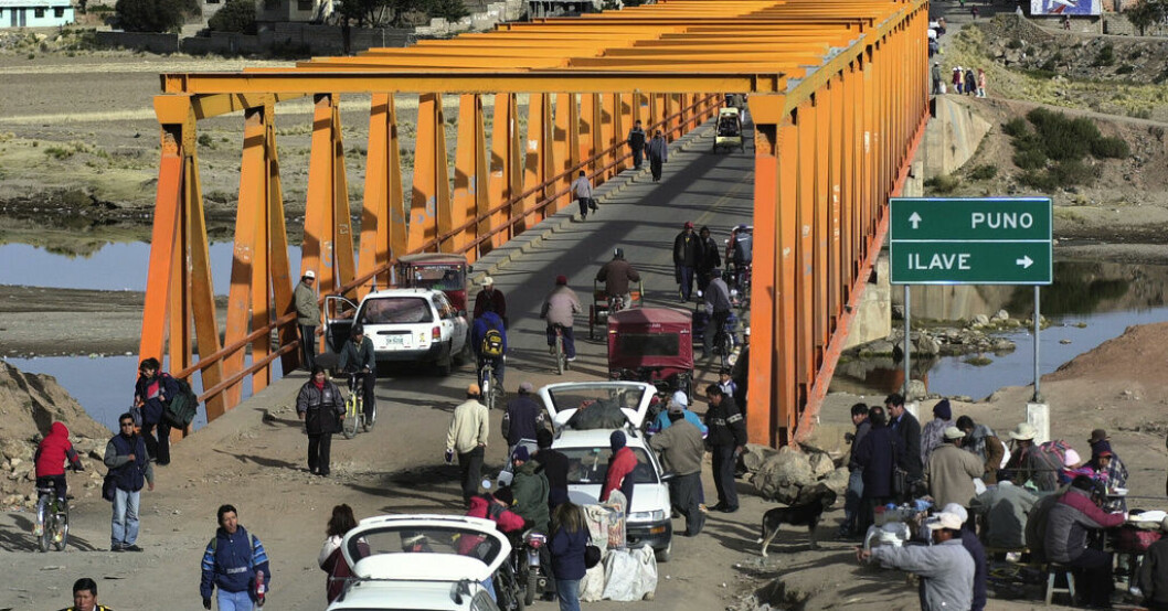 Den här bron korsar Ilavefloden, som mynnar ut i Titicacasjön i Peru. Bilden är tagen i ett helt annat sammanhang. Arkivbild. Pressade soldater drunknade i Peru