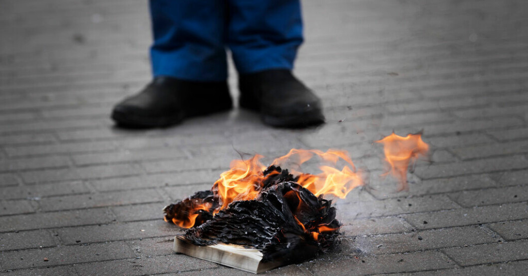 Den högerextreme politikern och provokatören Rasmus Paludan bränner en koran på Lilla Bantorget i Stockholm. Arkivbild. Kammarrätten prövar överklagat koranbeslut