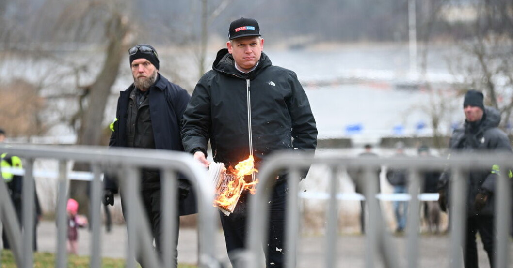Den högerextreme politikern Rasmus Paludan bränner ett exemplar av muslimernas heliga bok, Koranen, i närheten av Turkiets ambassad i slutet av januari. Arkivbild. Koranbränning olagligt i Finland – "Jädrans tur"