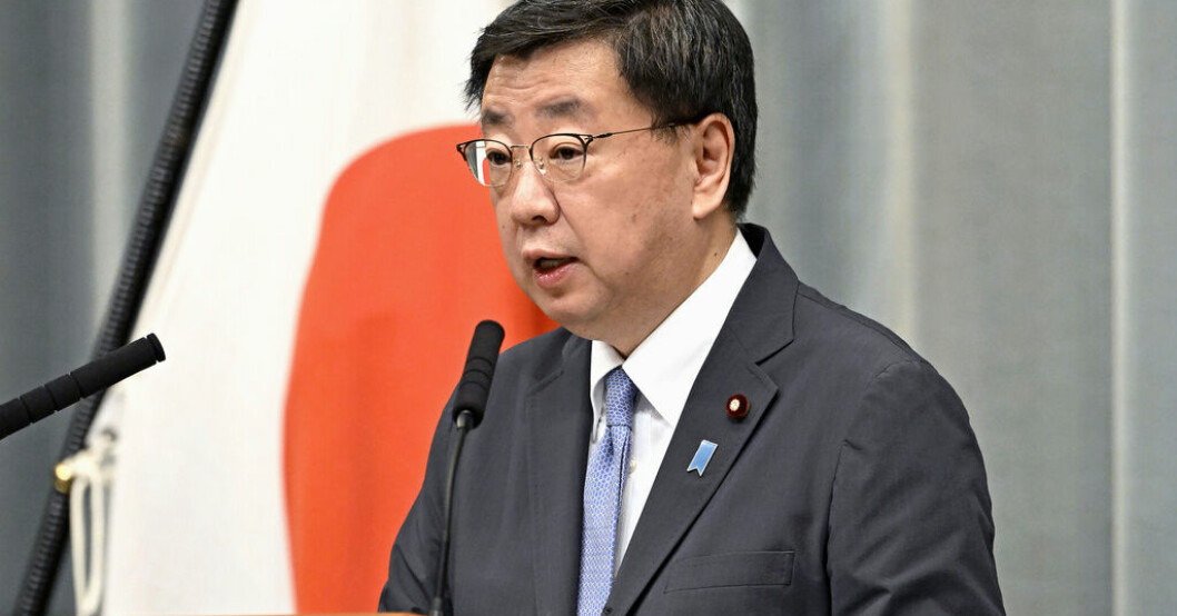 Den japanska regeringens talesperson Hirokazu Matsuno på en pressträff efter jordbävningen, som uppmättes till 6.2. Raserade hus efter jordskalv i Japan