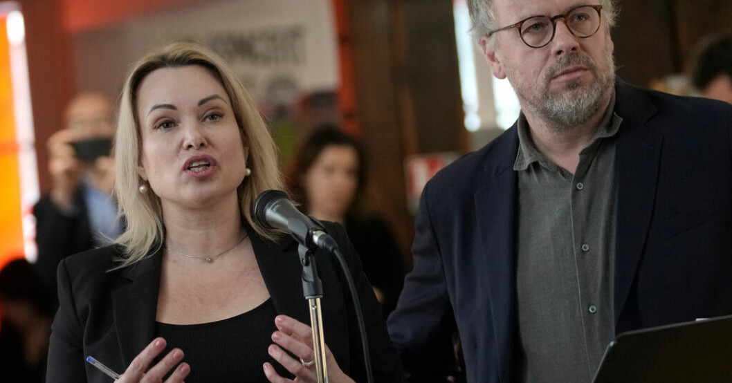 Den tidigare ryska tv-journalisten Marina Ovsjannikova på en presskonferens tillsammans med Reportrar utan gränsers chef Christophe Deloire i Paris. Rysk journalist på flykt fruktar för sitt liv