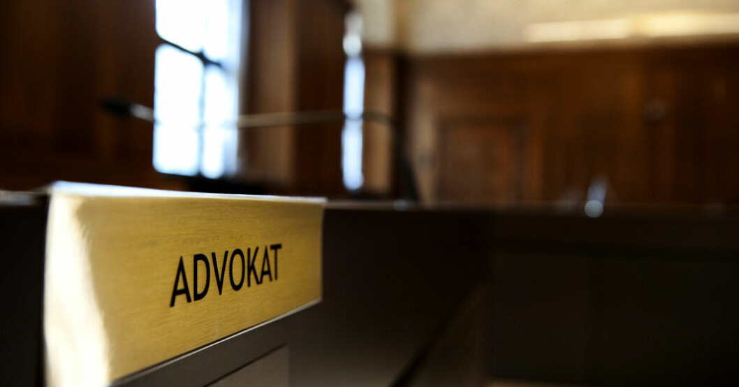 Den uteslutna advokaten är inte lämplig för uppdraget som försvarare, anser Justitiekanslern. Arkivbild. JK godtar inte utesluten jurist som försvarare