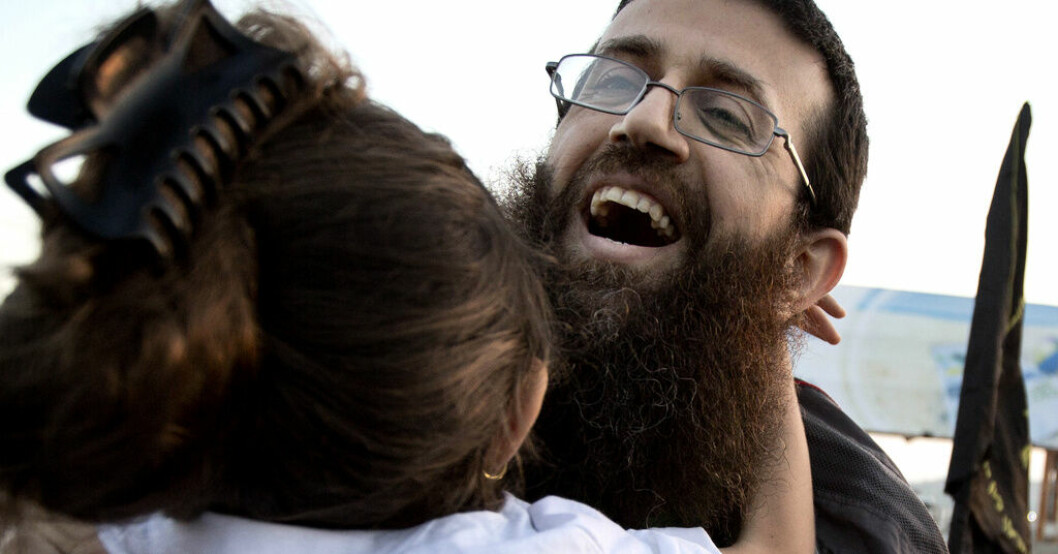 Den välkände palestiniern Khader Adnan kramar sin dotter efter att ha släppts från israeliskt fängelse 2015. Hungerstrejkare död i israeliskt förvar