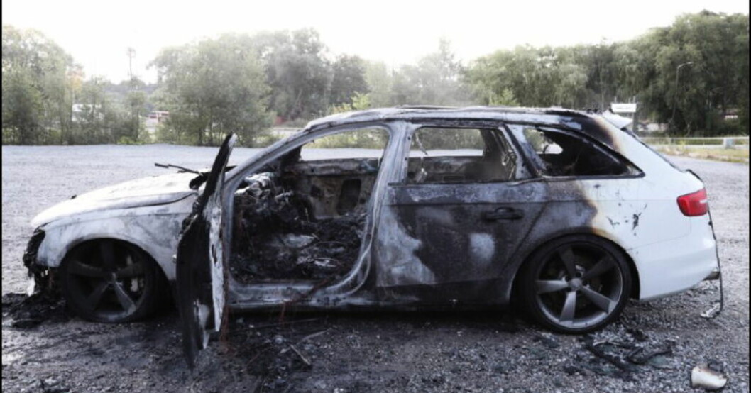 Den vita Audin som användes vid mordet på Adriana i Botkyrka hittades uppbränd vid en badplats i Sollentuna. Arkivbild. Straff för hämndskjutning står fast