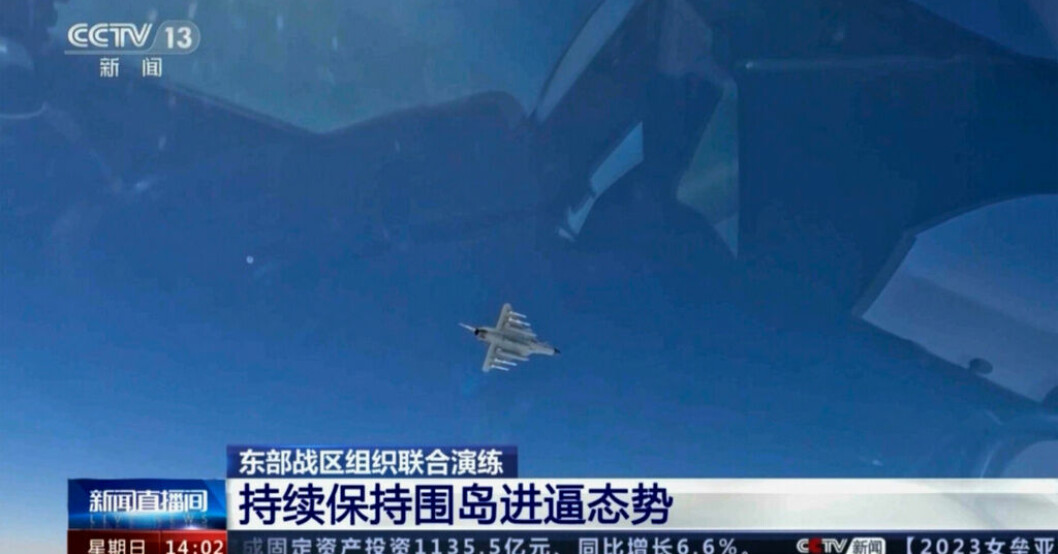 Denna skärmdump från Kinas statliga tv-kanal CCTV visar kinesiska flygplan som deltog i helgens övning. Taiwan: Kinesisk militär är kvar