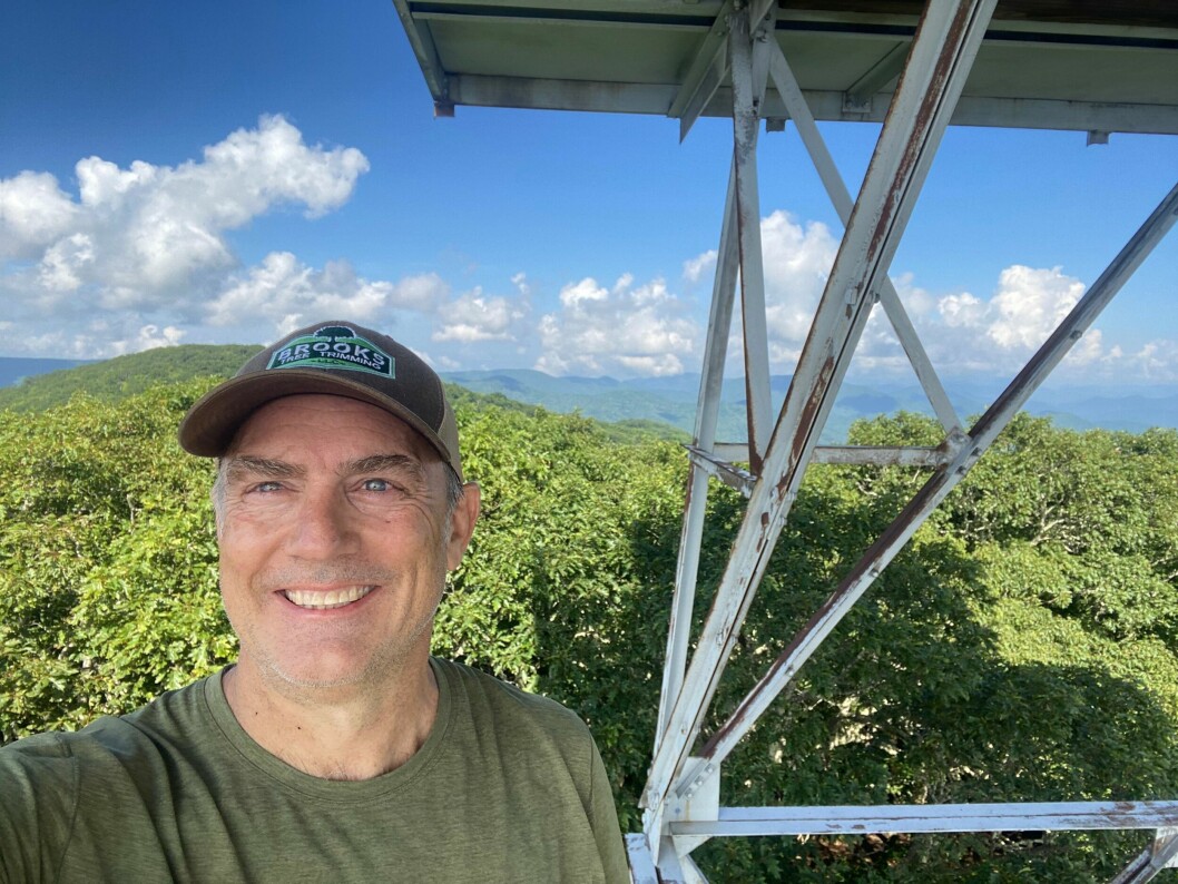 Dennis Davis, 53, påstår att han såg den försvunna pojkvännen vid en vandringsled i North Carolina.