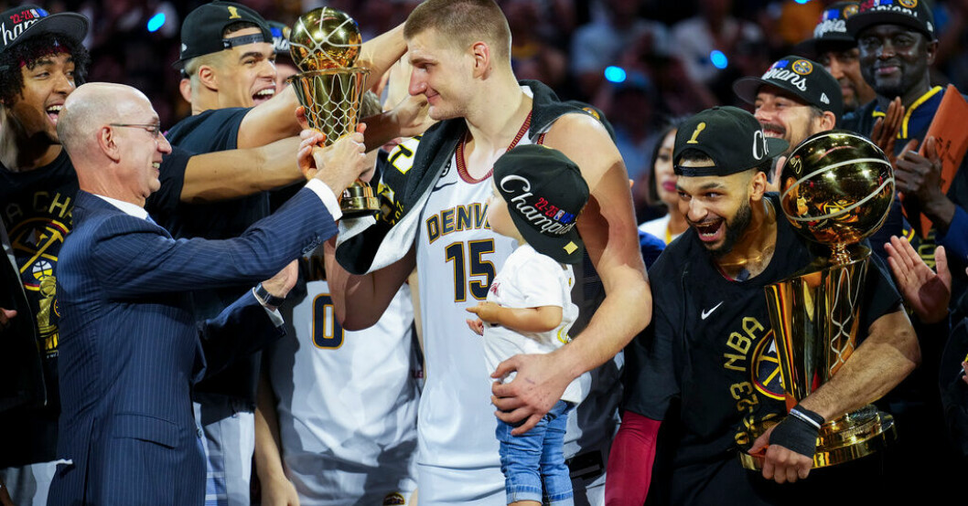 Denvers serbiske stjärna Nikola Jokic utsågs till finalseriens mest värdefulla spelare och prisades av NBA-kommissionären Adam Silver. Denver NBA-mästare – för första gången någonsin