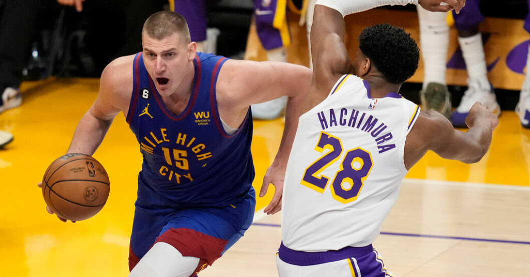 Denvers stjärna Nikola Jokic tar sig förbi Rui Hachimura i samband med nattens slutspelsmöte i Los Angeles mellan de båda lagen. Efter 47 år – nu kan Denver nå final
