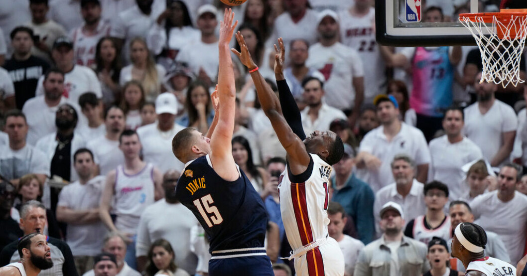 Denvers stjärncenter Nikola Jokic mot Miamis Bam Adebayo. Denver stärker greppet om NBA-finalen