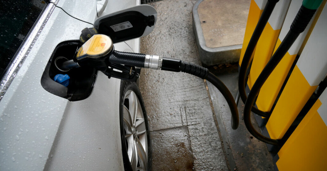 Det blir lite dyrare att fylla tanken lagom till helgen. Arkivbild Höjda bensin- och dieselpriser