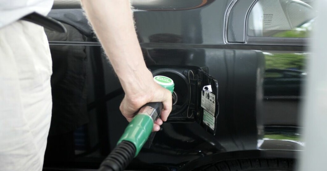 Det har blivit lite billigare att fylla tanken. Arkivbild Sänkta priser på bensin och diesel