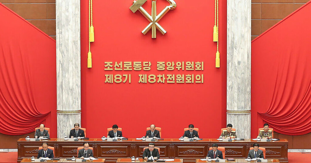 Det nordkoreanska Arbetarpartiets centralkommitté har sammanträtt, ledaren Kim Jong-Un i mitten längst fram. Bild från i fredags. Nordkoreas satellitmiss kritiseras
