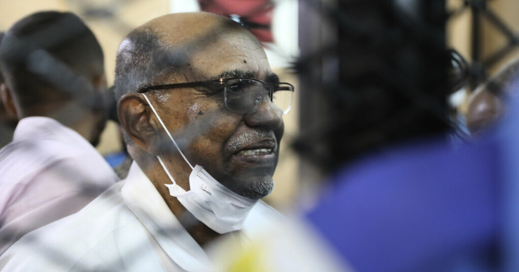Det råder motstridiga uppgifter om var Sudans ex-diktator al-Bashir befinner sig. Bild från rättegången mot honom 2020. Uppgifter: al-Bashir på sjukhus