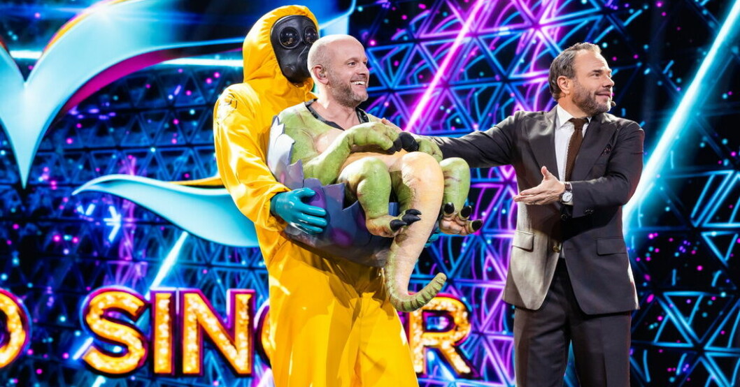 Det var skådespelaren Fredrik Hallgren som gömde sig i T-Rex och Forskaren-kostymen. Pressbild. T-Rex och Forskaren lämnade "Masked singer"