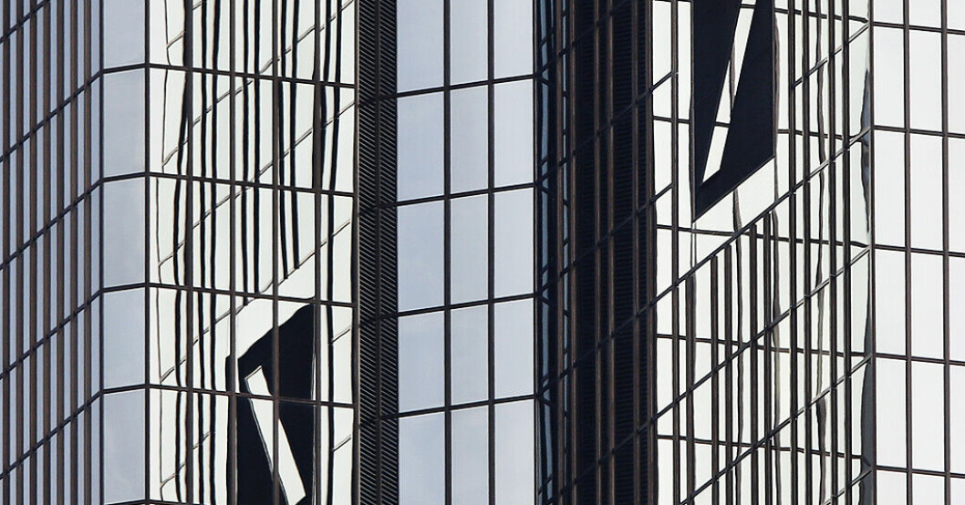 Deutsche Bank, hårt pressad i bankoron, bekräftar finansiella mål. Arkivbild Deutsche Bank bekräftar finansiella mål
