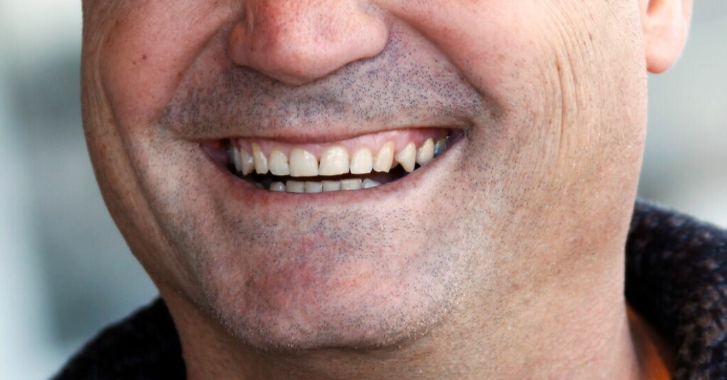 Ditt bästa redskap för att lyckas med att pruta. Arkivbild. Leendet hjälper dig att pruta