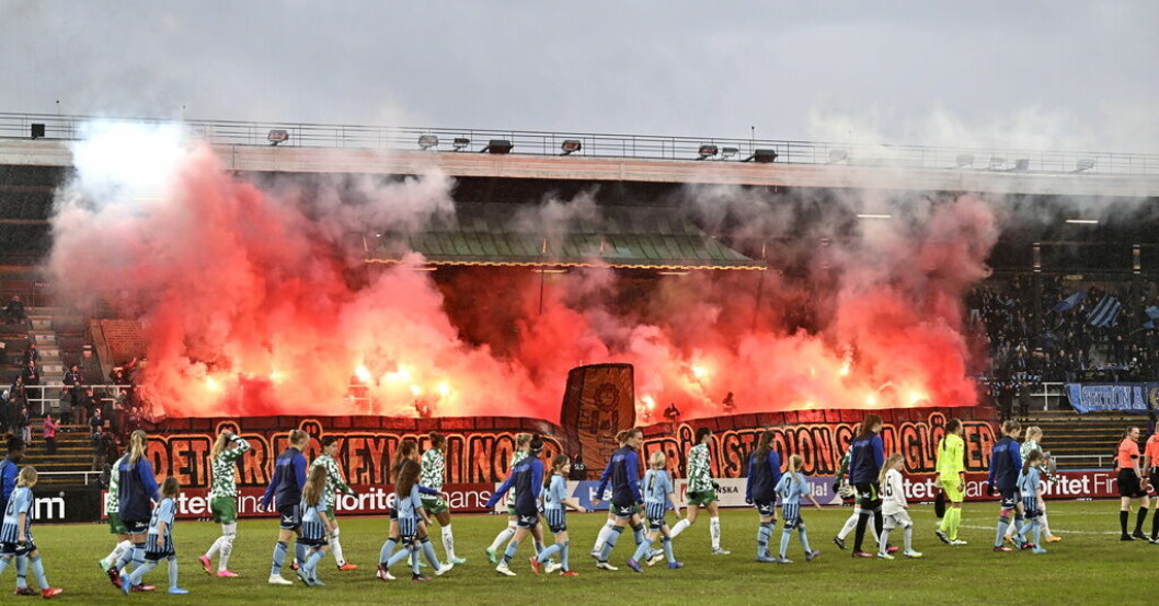 Djurgården och Hammarby möttes i ett Stockholmsderby 1 maj. Nu utreds fyra fall av misshandel. Arkivbild. Maskerad grupp misstänks för misshandel efter derbyt
