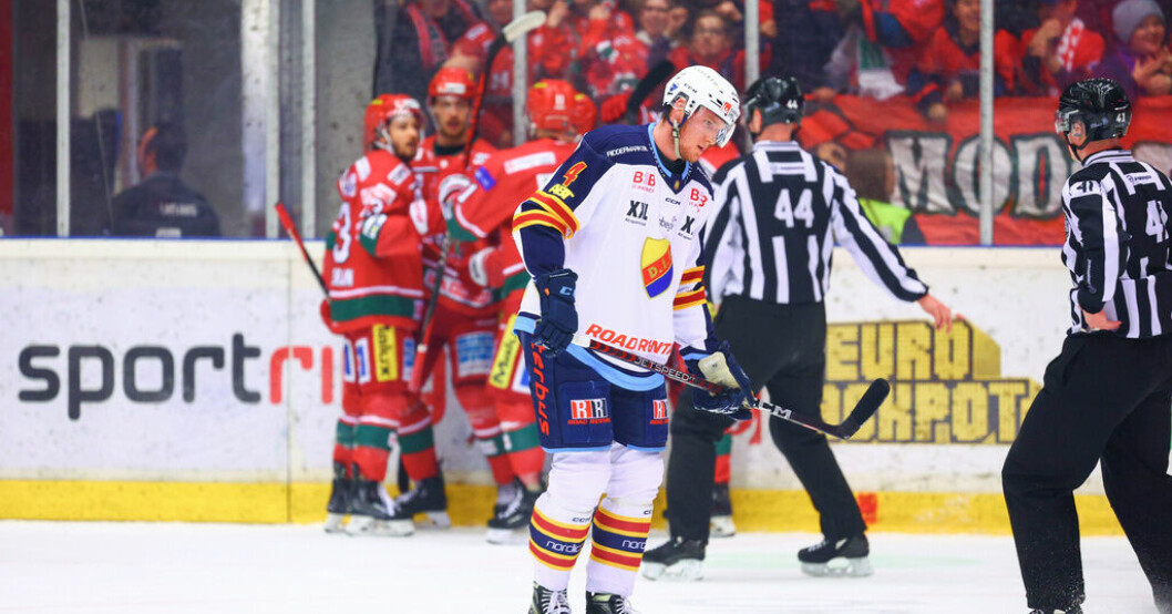Djurgårdens Edvin Hammarlund deppar framför jublande Modospelare i den sjunde och avgörande finalen. Förlusten gör att Stockholmslaget blir kvar i hockeyallsvenskan. Djurgårdens misslyckande – kvar i allsvenskan