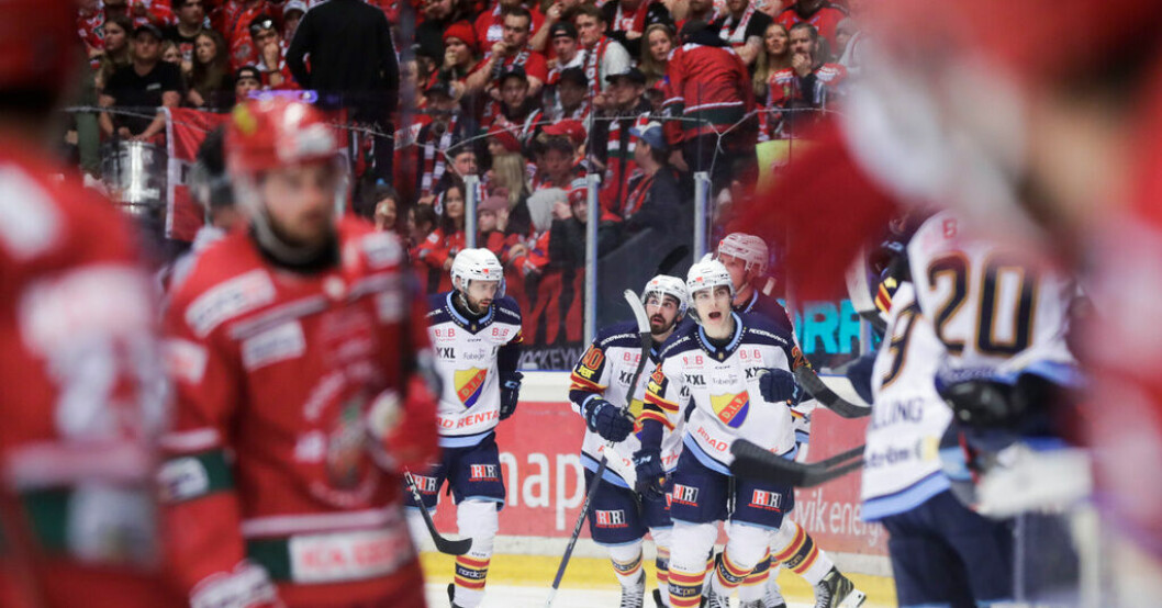 Djurgårdens Liam Öhgren jublar medan Modospelarna deppar när Örnsköldsvikslaget missade chansen att fixa SHL-avancemanget. Öhgren sabbade festen: "Skönt att tysta dem"