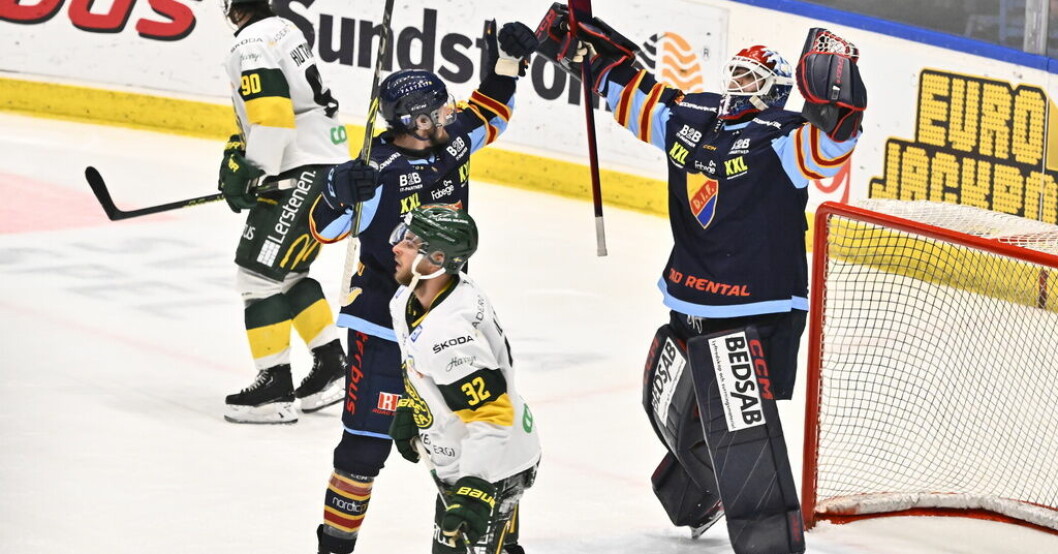 Djurgårdens målvakt Jesper Myrenberg jublar efter att ha fått hoppa in i den andra perioden. Djurgården vann hockeyallsvenskt drama