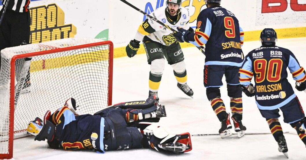 Djurgårdens målvakt Matthew Galajda ligger på isen efter att ha blivit påkörd av Björklövens Alex Hutchings i påskaftonens match. Avstängningar för Björklöven och Djurgården