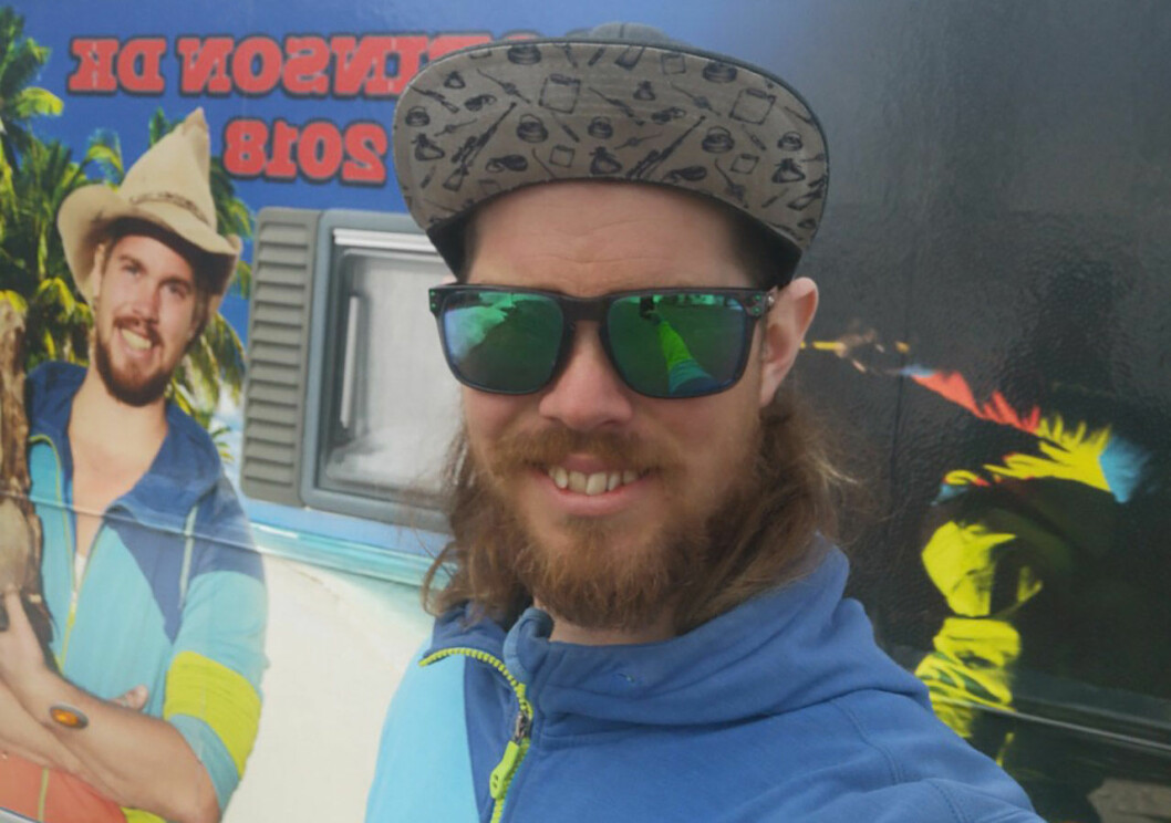 Daniel framför husvagnen. Daniel Westlund, vinnare av Robinson 2018.