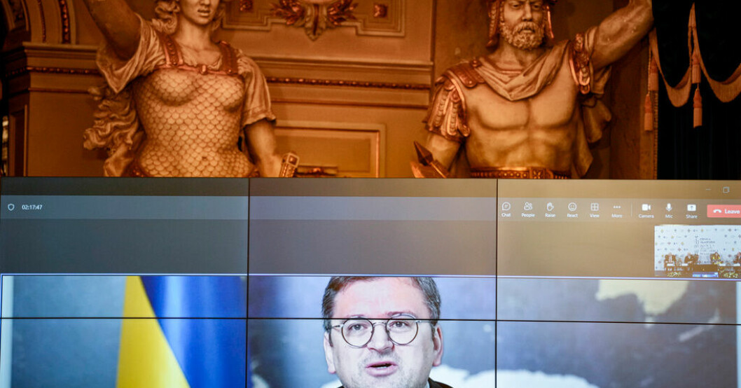 Dmytro Kuleba på en skärm i Bukarest på torsdagen. Kuleba: Ingen kompromiss om Krim