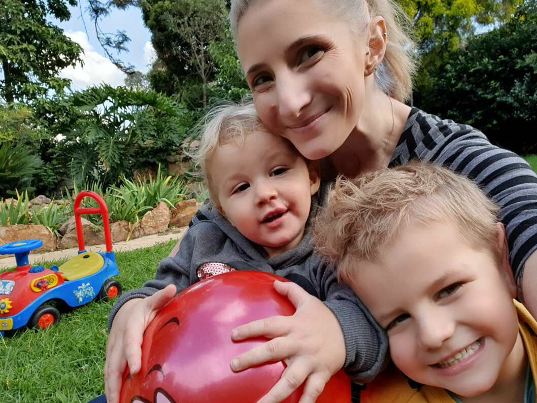 Tvåbarnsmamman Lizanne Naudé, 32, med sina två barn.