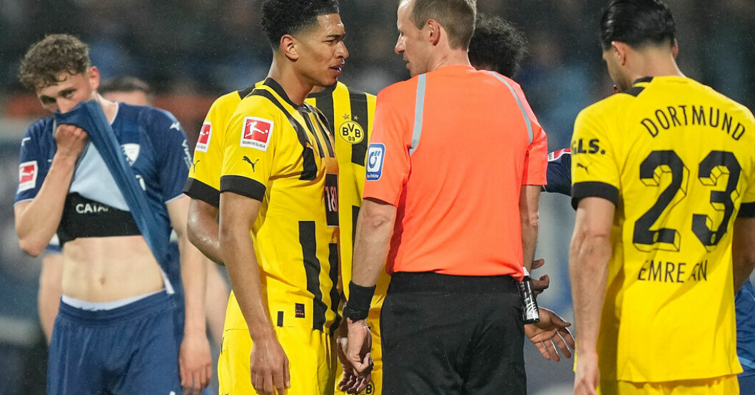 Domaren Sascha Stegemann, i mitten, fick ta emot hot efter matchen mellan Dortmund och Bochum. Nu fördömer Dortmund hoten. Arkivbild. Domare hotades efter Bundesliga-match