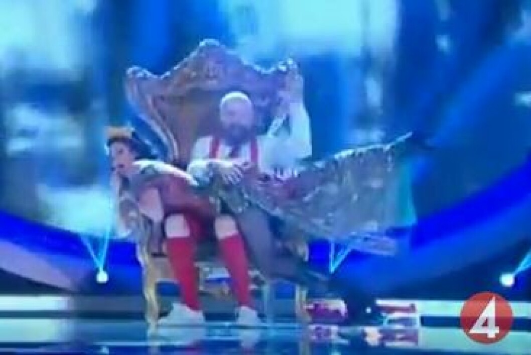 Dominika Peczynski smiskades av Alexander Bard i Idol. Foto: TV4 dominika-smisk