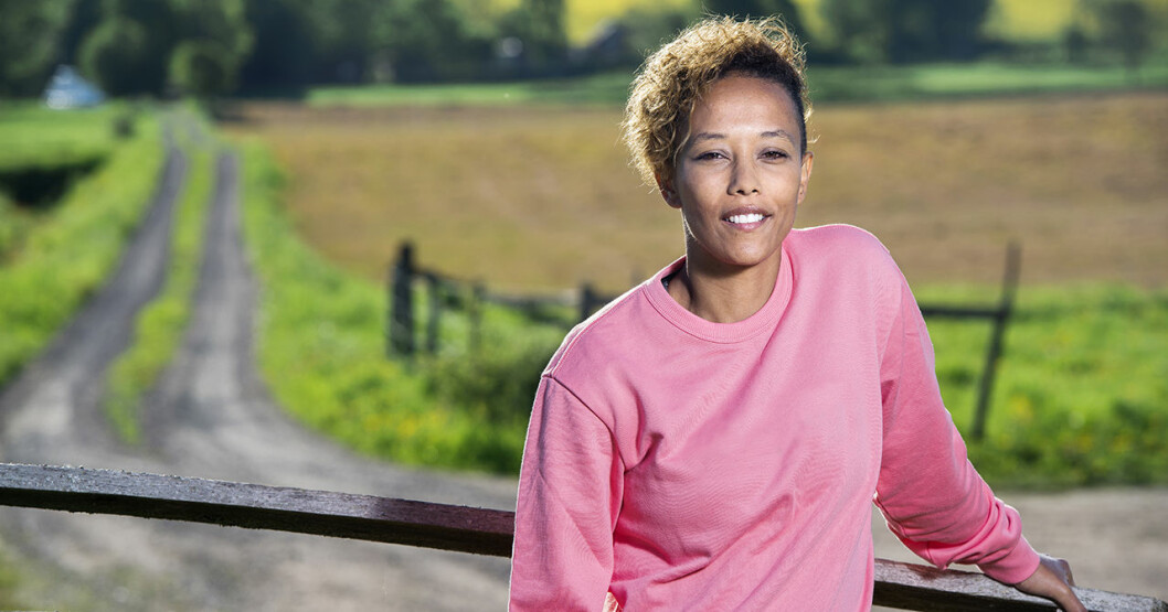Domonique Jackson-Russel i Allt för Sverige. <strong>Foto: Magnus Liam Karlsson/SVT.</strong> Domonique Jackson-Russel i rosa tröja.