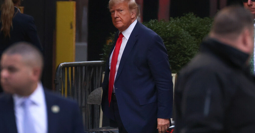 Donald Trump anländer till Trump Tower i New York. Trump i Trump Tower inför domstolsbesök