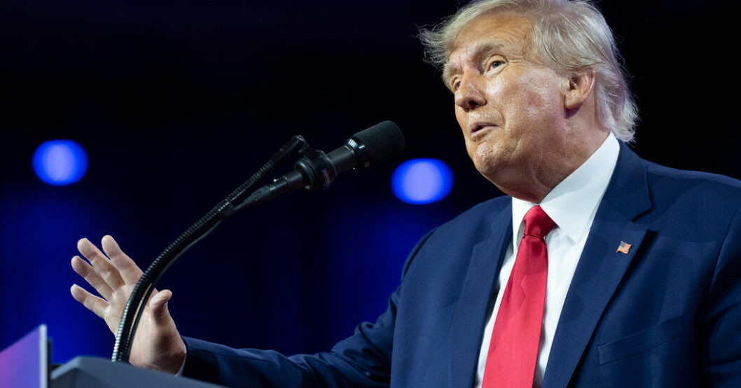 Donald Trump håller tal på en konferens med konservativa politiker i Maryland, USA. Arkivbild Trump kan få vittna om Danielsaffär