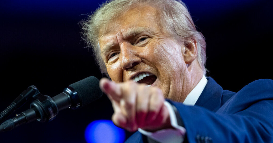 Donald Trump under sitt tal vid CPAC i lördags. Medvind för Trump trots juridiskt blåsväder