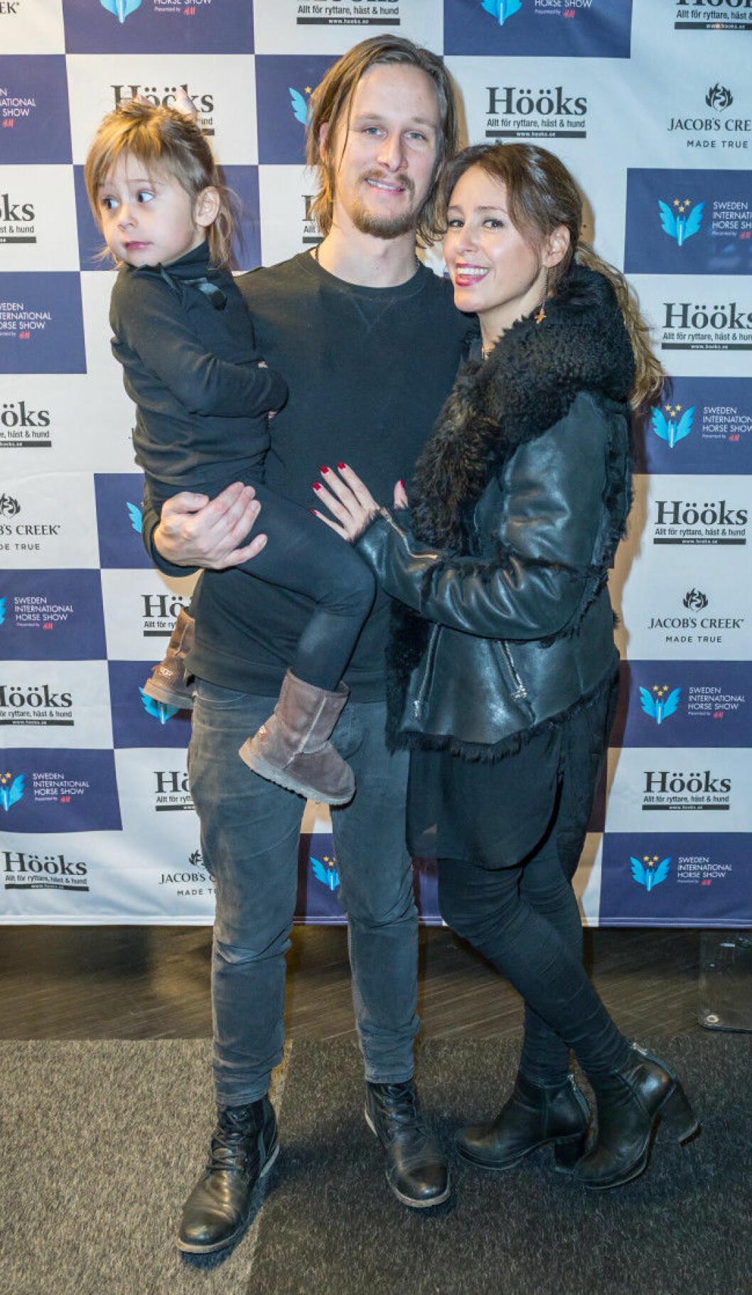 Doreen Månsson på en premiär med kärleken Henrik Hallgren och hennes dotter Yasmine Månsson. Foto: IBL