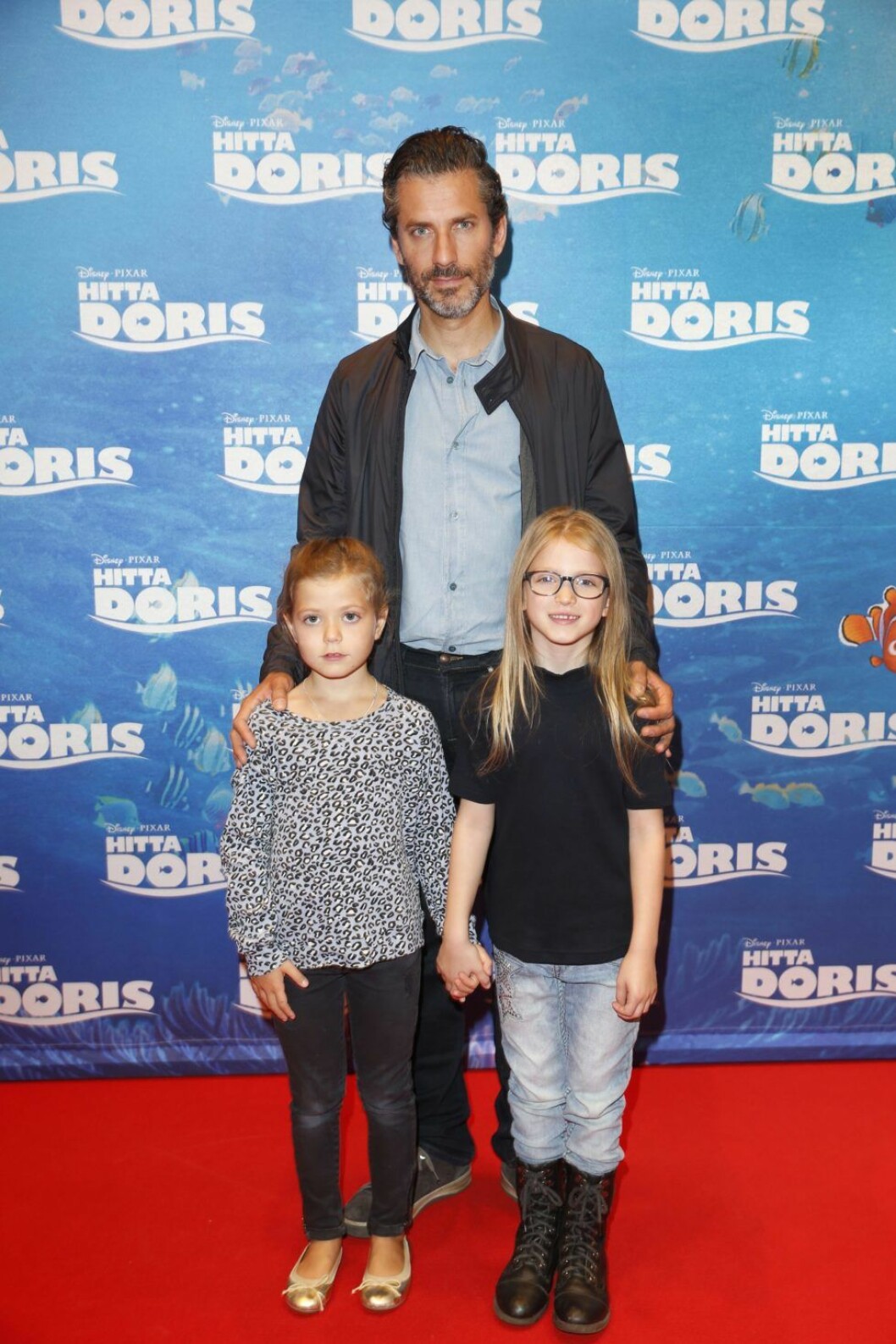 Jens Lapidus med dottern Flora och Leha Jacobsson