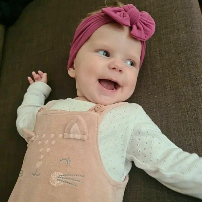 Idag är det vanligare att få barn i 40-årsåldern än vad det är att få barn i tonåren, enligt The Sun. Dottern Dorothy ligger på rygg iklädd rosa kläder.