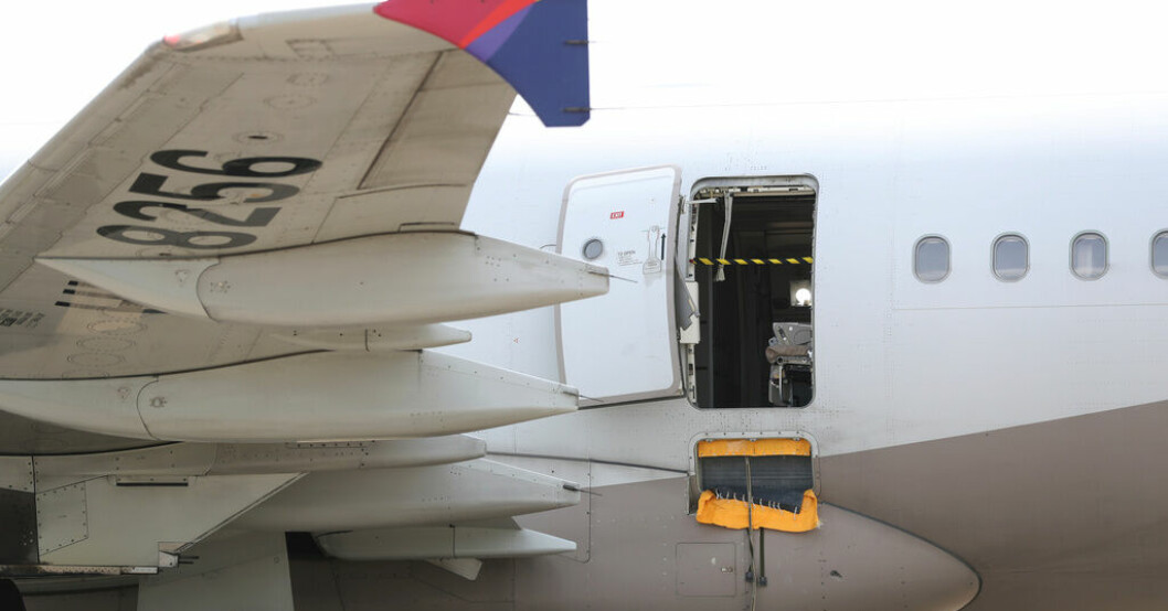 Dörren till planet öppnades i luften. Passagerare öppnade flygplansdörr i luften