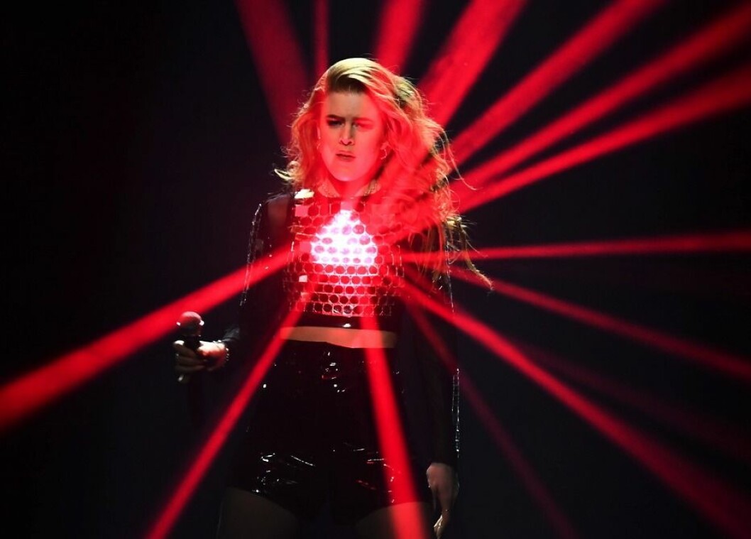 FOTO: Claudio Bresciani/TT Dotter bland röda lampor i melodifestivalen