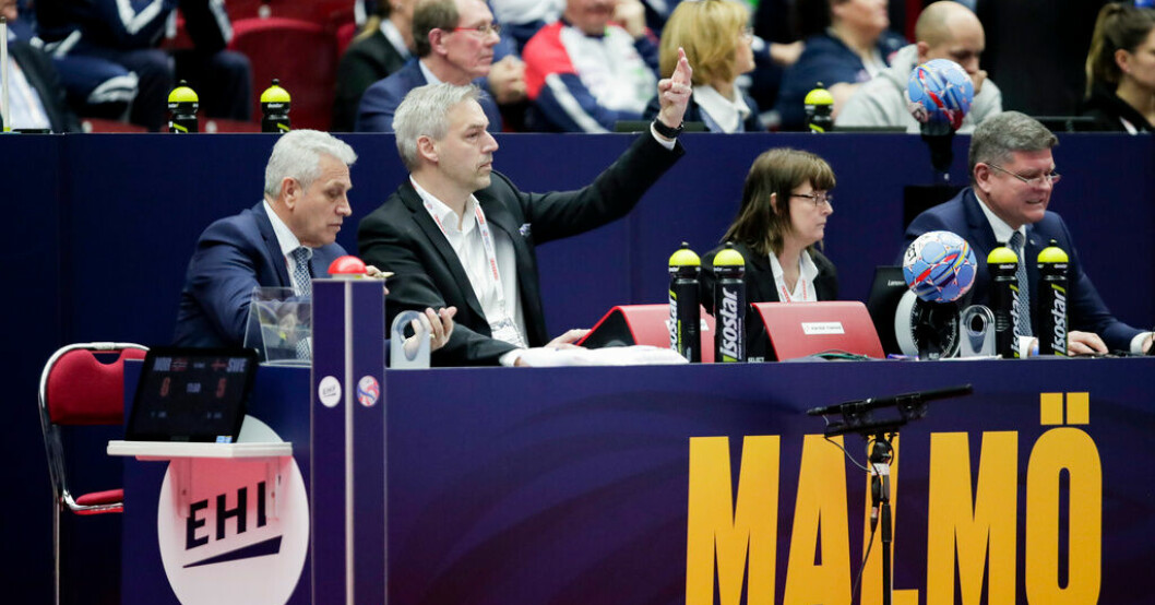Dragan Nachevski, längst till vänster, under handbolls-EM i Sverige 2020. Arkivbild. Europeisk handbollsdomarchef stängs av