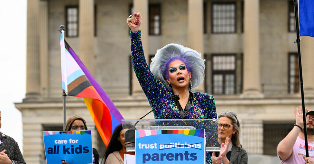 Dragartisten Vidalia Anne Gentry talar vid en presskonferens som arrangerats av människorättsorganisationen Human Rights Campaign, om lagen i Tennessee. Arkivbild. Dragshowförbud oroar: Vill lagstifta bort oss