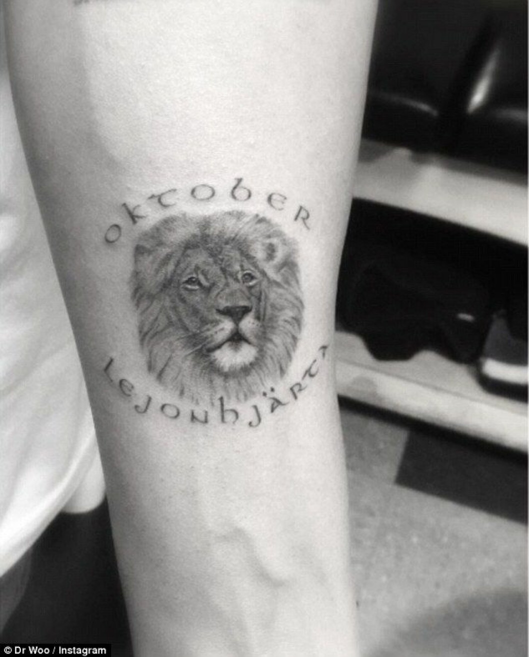 Drake har tatuerat in tvillingarnas efternamn “Lejonhjärta” på armen. drake-tvillingar