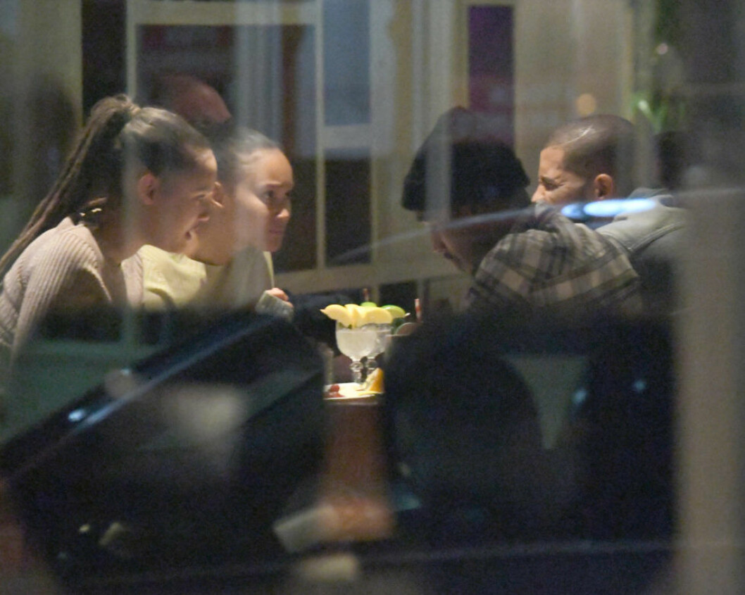 Tvillingarna Lejonhjärta och Drake på alla hjärtans dag dejt. 7300450 EXCLUSIVE ALL ROUNDER Drake is seen leaving Londons Novikov restaurant having enjoyed dinner with some female friends. The star, who is currently touring the UK, looked to be in deep conversation with the women and at one point looked to be upset. Drake left the restaurant alone and headed back to his hotel, followed by the rest of his dinner companions in a separate car. 14 February 2017. Please byline: Vantagenews.com COPYRIGHT STELLA PICTURES