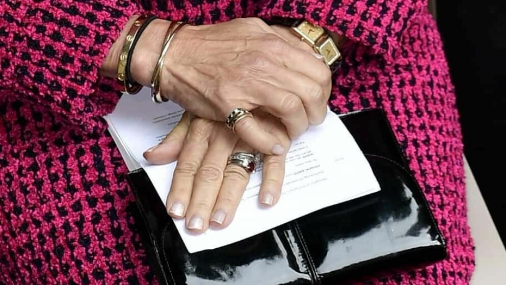 Drottning Silvia med sitt exklusiva armband på högerhanden, en vacker kärleksgåva från kungen. Drottningen med armbandet